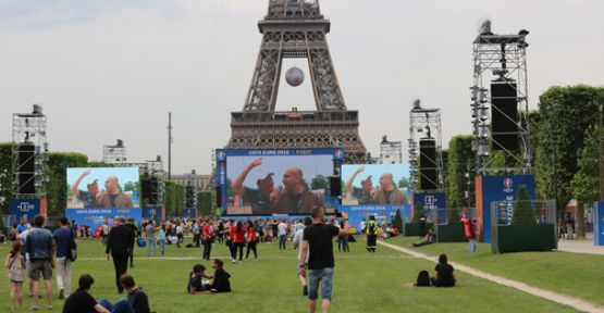 Eyfel Kulesi'nde Futbol Heyecanı!