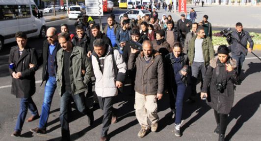 Gazeteciler Barikatları Aşamadı!