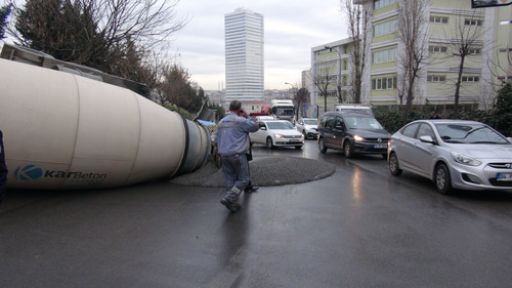 Harç Mikseri Yola Devrildi!