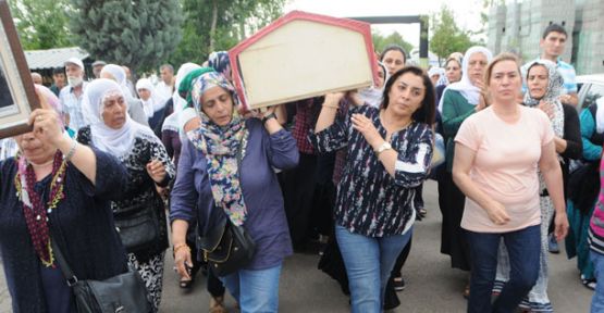 HDP ve DBP'li Başkanlar Canlı Bombanın Cenazesini Taşıdılar!