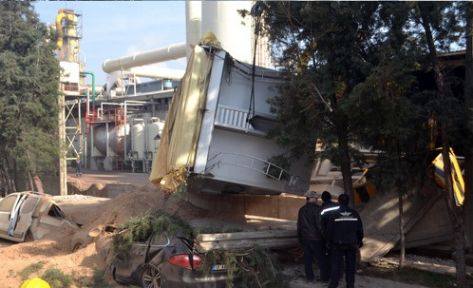 İnegöl'de TIR Dorsesi 3 Aracın Üzerine Devrildi!