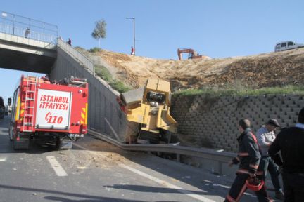 İş Makinesi Otoyola Uçtu!