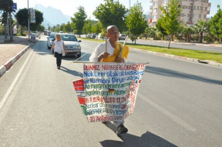 Japon Rahipten İlginç Eylem!