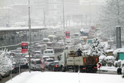 Kar Yağışı Bursa'da Trafiği Felç Etti!
