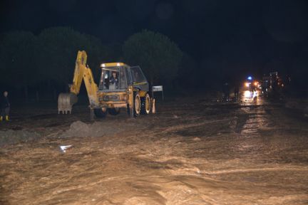 Karacabey'de Yağış Hayatı Felç Etti!