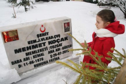 Karnesini Alıp Şehit Babasının Mezarına Gitti!