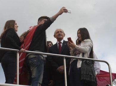 Kılıçdaroğlu Gençlerle Selfie Çektirdi!