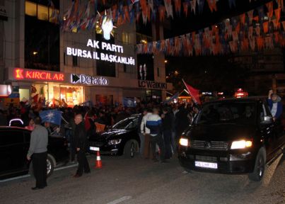 Konvoy ve Havai Fişekle Kutladılar!