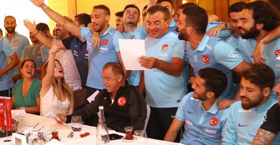 KUPA ŞARKISINI SÖYLEDİLER!