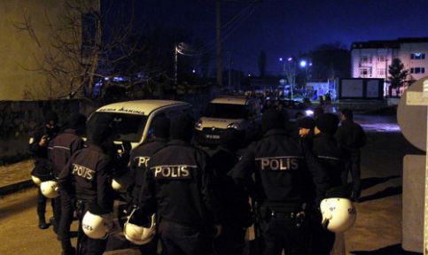 Mahalle Halkı Evi Yakmaya Çalıştı!