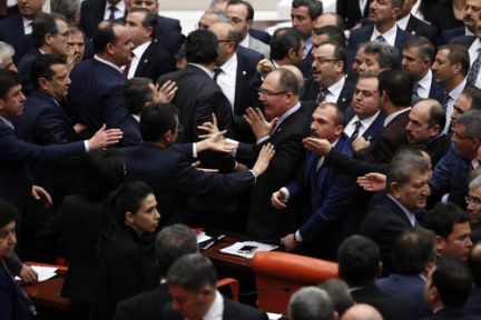 Meclisteki Tartışma Kavgaya Dönüşmeden Önlendi!