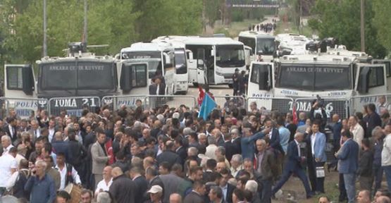 MHP'li Muhalifler Polis Barikatı Önünde!