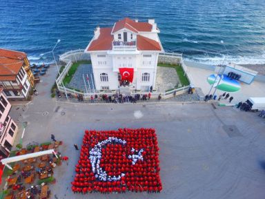 Mudanya'da 330 Kişi Türk Bayrağı Oluşturdu!