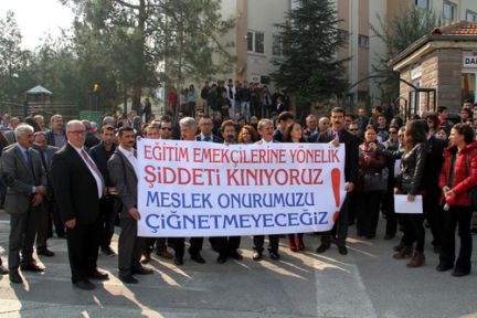 Öğrenciden Palalı Saldırdı!