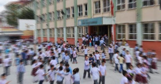 Okulun Bahçesine Ses Bombası Atıldı!