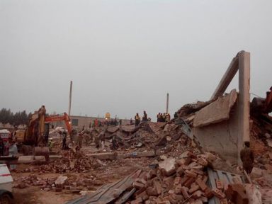 Pakistan'da Fabrika Çöktü!