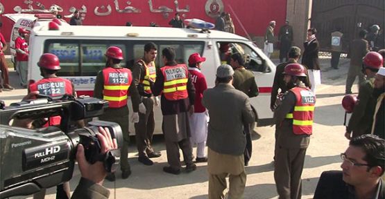 Pakistan'da Üniversiteye Saldırı!