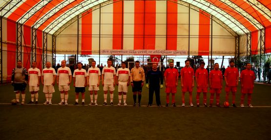 Sanatçı Futbolcu ve Polislerden Dostluk Maçı!