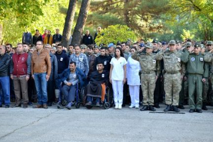 Şehidi Yaralı Arkadaşları Uğurladı!