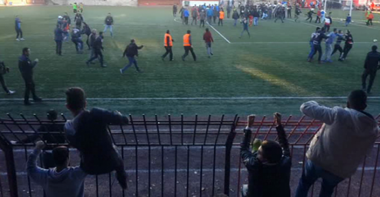 Sinirlenen Taraftarlar Sahaya İndi!