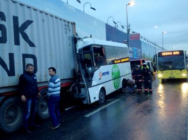 Sürücüsü Uyuyan Minibüs Tıra Çarptı!
