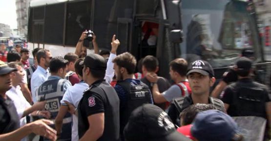 Taksim'de LGBTİ operasyonu!