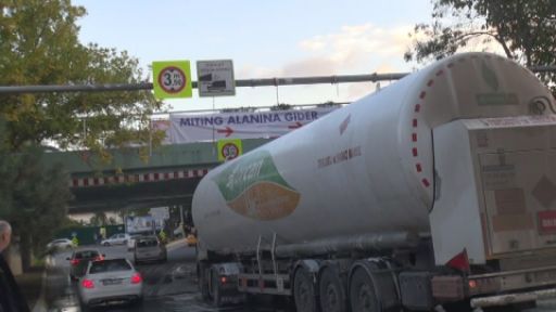 Tanker Geçide Sıkıştı!