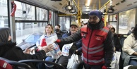 ANKARA'DA İFTARA YETİŞEMEYEN VATANDAŞLARA MOTOKURYELERLE KUMANYA DAĞITILIYOR