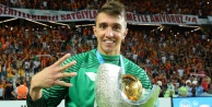 Muslera Hagi'yi Yakaladı!