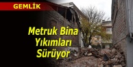 Gemlik'te metruk bina yıkımları sürüyor