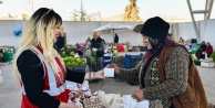 KADINLARA HİJYEN KİTİ VE KARANFİL HEDİYE ETTİ