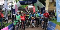 Bursa'da Türkiye'nin İlk Urban Downhill Yarışı Yapıldı: Adrenalin Dolu Mücadele Nefesleri Kesti