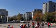 Nilüfer'de Cumhuriyet Coşkusu Pedallarla Sokaklara Taşındı: Geleneksel Bisiklet Turu Yoğun İlgi Gördü