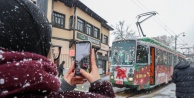 Bursa'da Yeni Yıl Büyüsü: Süslenen Nostaljik Tramvay Cumhuriyet Caddesi'ni Aydınlattı!