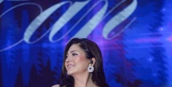 Sibel Can Kıbrıs'ı Büyüledi: Bayram Sahnesinde Şıklık ve Müzik Ziyafeti!