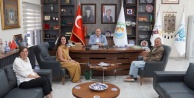 İznik'in Altın Madalyalı Meşe Balı üreticisi Balca Alper Picht belediye başkanı Kağan Mehmet Usta'yı ziyaret etti