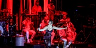 Uluslararası Bursa Festivali'nde sahne alan Derya Bedavacı müzikseverleri büyüledi