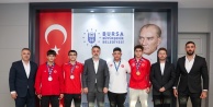 Bursa Büyükşehir Belediyesi Başkan Vekili Şahin Biba, Balkan Şampiyonu ve madalyalı güreşçileri ağırladı: 'Başarılarınızla gurur duyuyoruz'