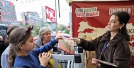 Bursa Büyükşehir Belediyesi'nden Cumhuriyet coşkusu: On binlerce Türk bayraklı Atatürk posteri dağıtıldı