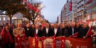 Bursa'da Cumhuriyet'in 103. Yıl Coşkusu Yağmur Dinlemedi: Binlerce Bursalı Kortej ve Berkay Konseriyle Bayramı Kutladı