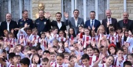İnegölspor'dan eğitime ve spora büyük destek: 'Bir Çocuğun Mutluluğu Dünyaya Bedel' kampanyasıyla Yeniceköy'de 750 öğrenci formalarına kavuştu