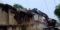 Yenişehir Belediyesi'nden metruk yapı hamlesi: Söylemiş Mahallesi'nde tehlikeli bina yıkıldı