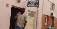 9 Dil Bilen Profesör Tuvalet Temizliği Yapıyor!