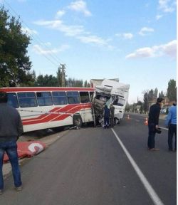 Tır Yolcu Otobüsüne Çarptı!