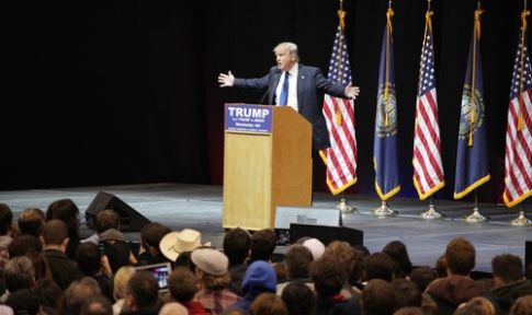 Trump: Meksika Sınırına Gerçek Bir Duvar Öreceğiz!