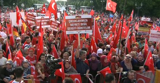 TÜRKLER ALMANYA'DA YÜRÜDÜ!