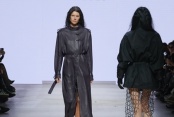 Türk Moda Tasarımının Öncü İsmi Emre Erdemoğlu, İlk Kadın Koleksiyonu "Barlas"ı Bakü Moda Haftası'nda Tanıtıyor