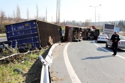Virajı Alamayan TIR Devrildi!