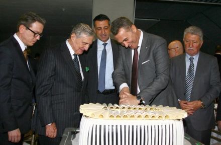 Vodafone Arena'yı Gezip Pasta Kestiler!
