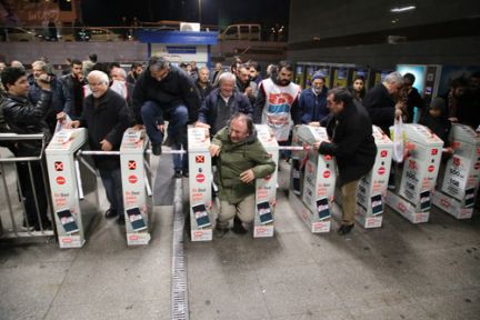 Zamları Turnikeden Atlayıp Protesto Ettiler!